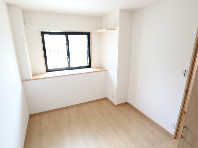 その他部屋・スペース　落ち着いた色調の寝室です