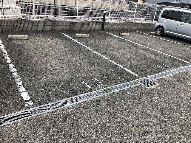 【和歌山市湊のアパートの駐車場】