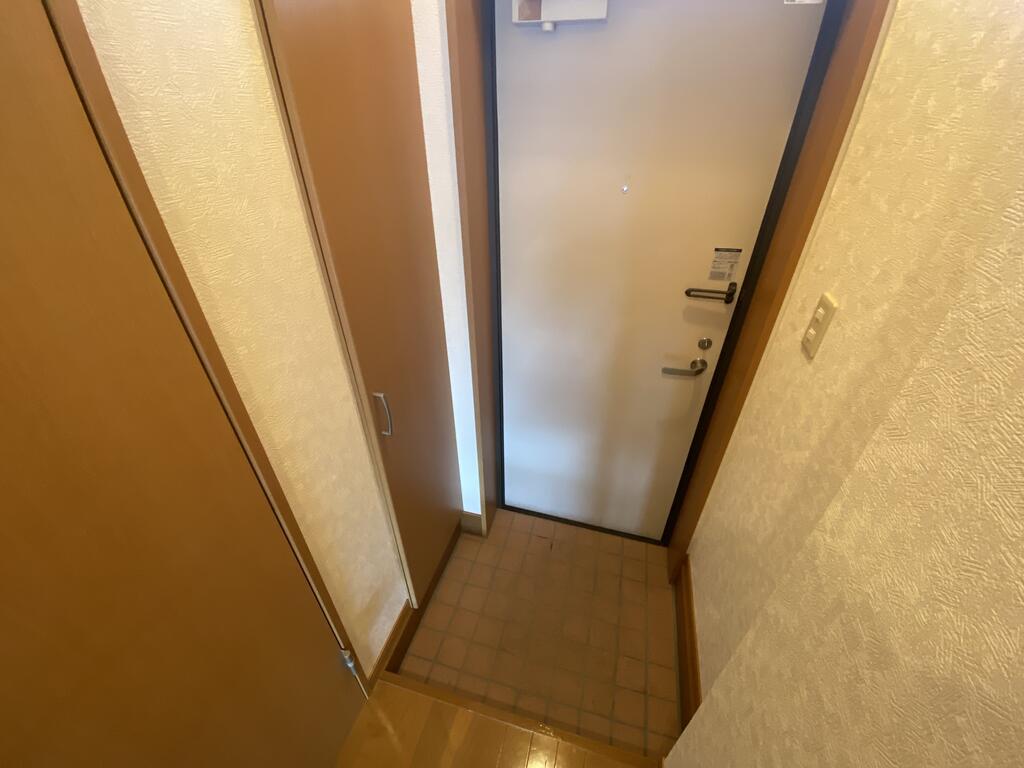 玄関　※退去前の為別部屋の写真です。