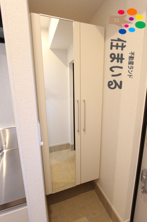 玄関　写真は同型タイプになります