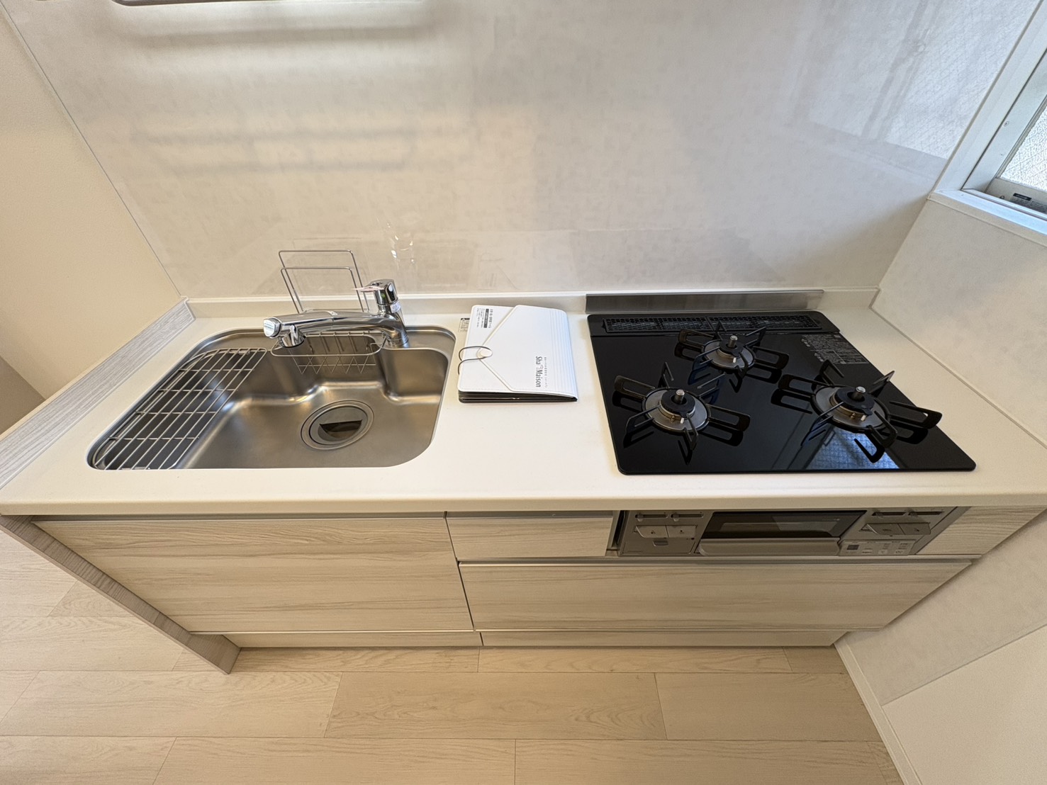 キッチン　3口グリル付きシステムキッチン採用