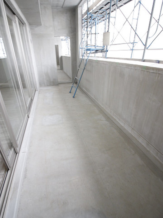 バルコニー　※写真は同型タイプ、現況優先。