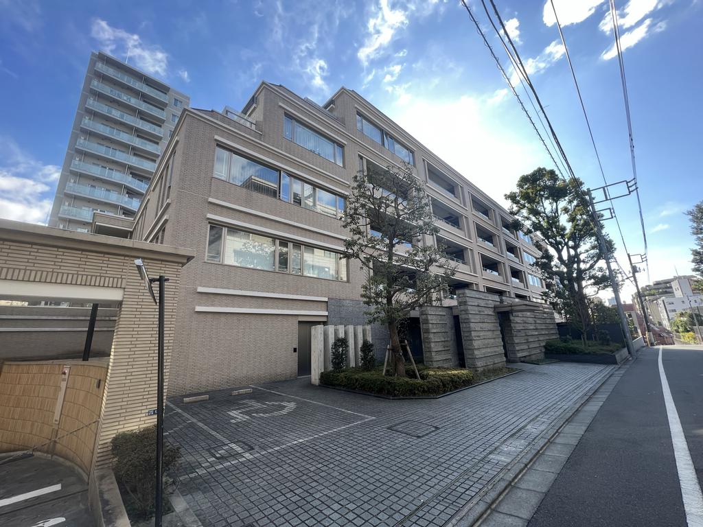 東京メトロ日比谷線 六本木駅 低層賃貸マンションの建物外観