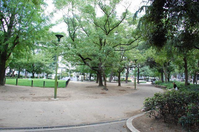 【大阪市中央区釣鐘町のマンションの公園】