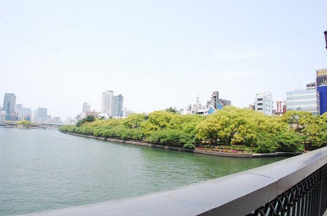 【大阪市中央区釣鐘町のマンションの公園】