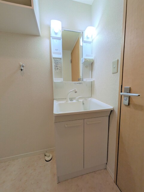 洗面設備　★洗面所には身支度に便利な洗面化粧台があります♪★