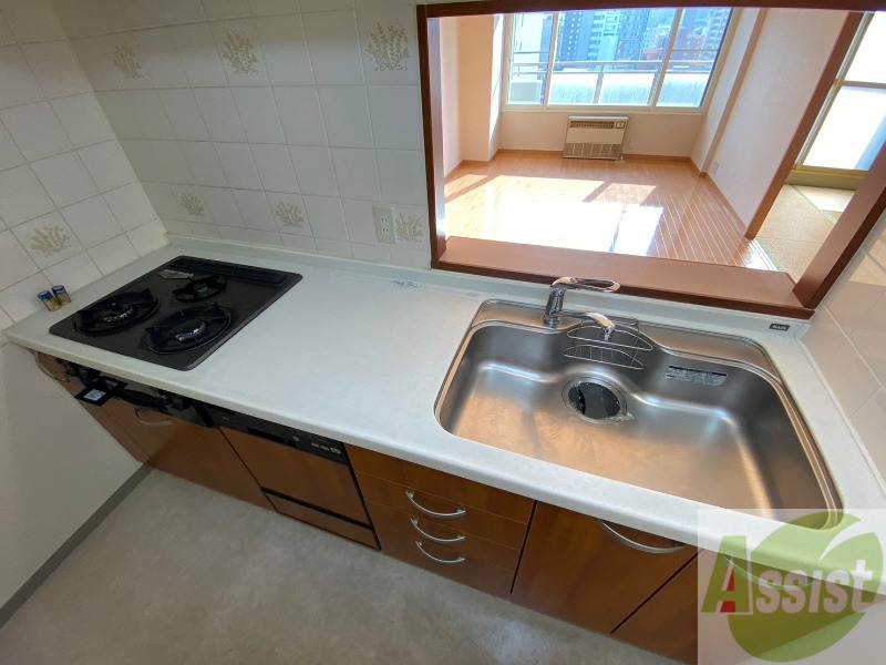 キッチン　調理スペースが確保されていて使いやすそうな印象でした。