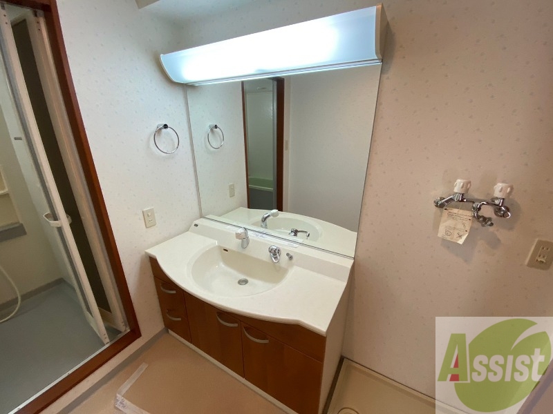 洗面設備　洗面台。朝の身支度はここでばっちり決めましょう。