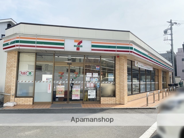 コンビニ　セブンイレブン（コンビニ）まで736m