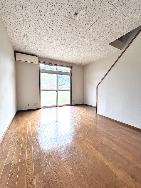 居室・リビング　写真はB号室です（参考）