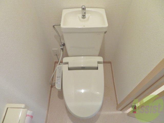 トイレ　こちらのトイレはウォシュレット付きでうれしいですね