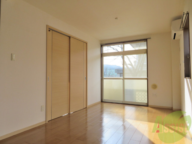 居室・リビング　こちらは日差しが入り明るいリビングですねー。