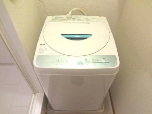 その他設備　洗濯機。横の壁には便利な棚有り。