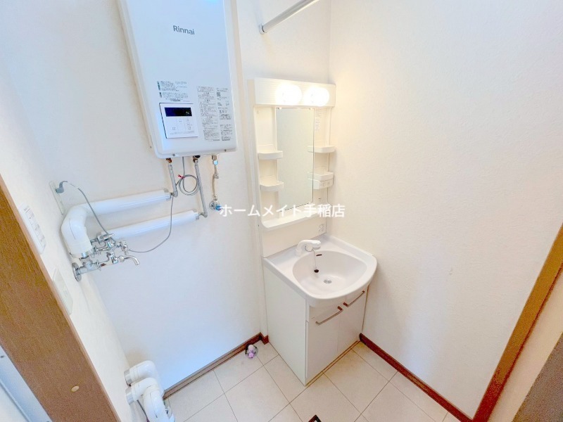 洗面設備　シャワー付きです！