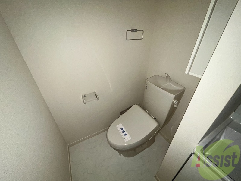トイレ　温水洗浄便座でウォシュレット付きでとても快適です。