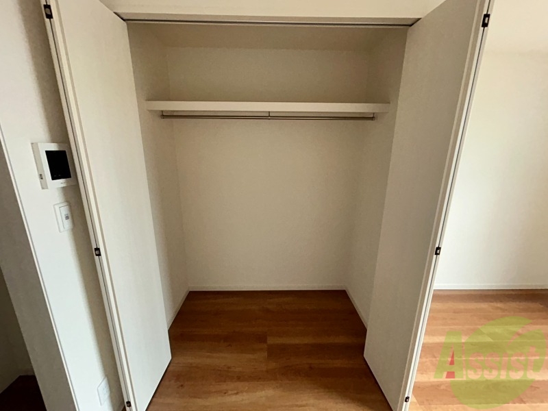 収納　大人が入れるほどの収納があり、衣服を多くしまっておけます。