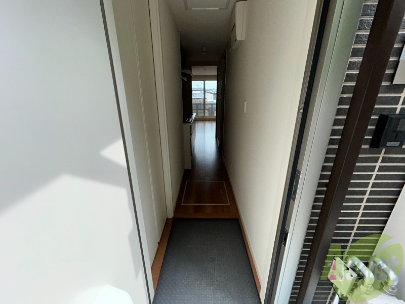 玄関　玄関には床下収納も付いていて沢山荷物を入れておけます。