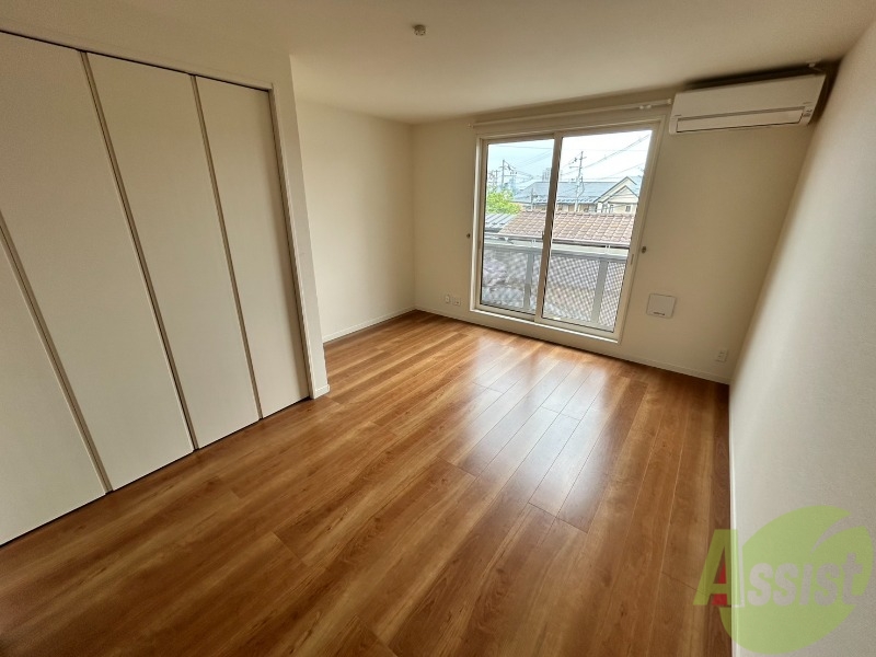 居室・リビング　８帖のリビングはとても広々としていて開放的です。