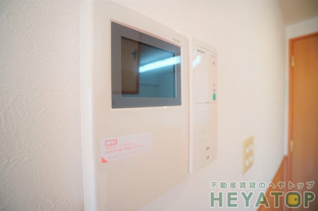 セキュリティ　不意の訪問もモニター付きドアホンで安心確認