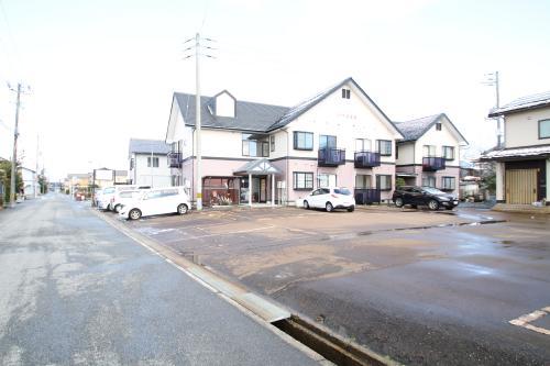 駐車場　建物全面に駐車場があります