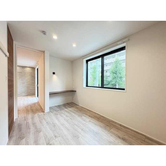 居室・リビング　ウォークイン＆ワークスペース付の洋室♪