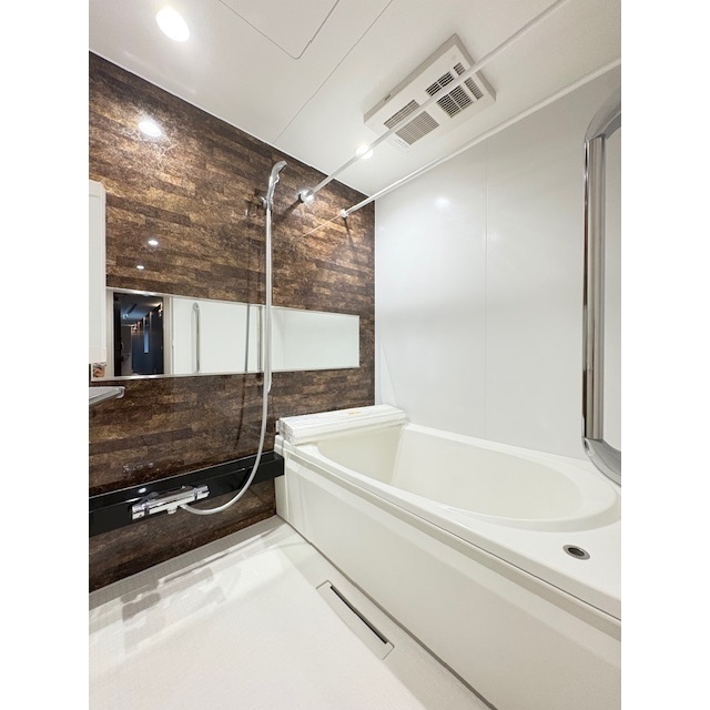 バス・シャワールーム　シックな色合いの落ち着くバスルーム♪