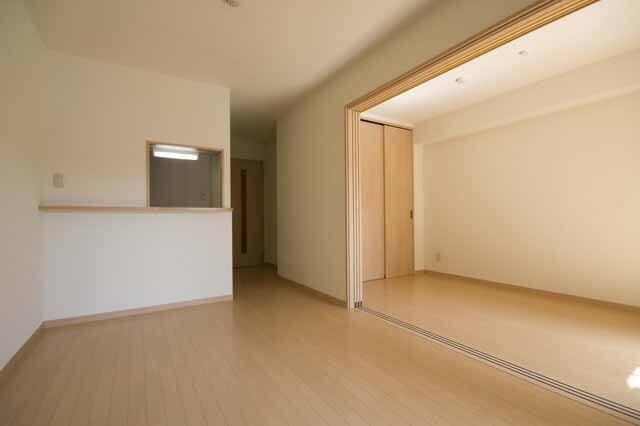 居室・リビング　こちらの居間で趣味の時間をお楽しみください