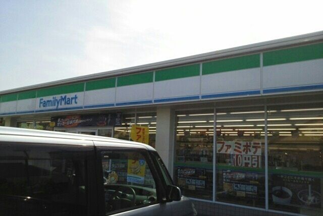 コンビニ　ファミリーマートさん（コンビニ）まで1000m