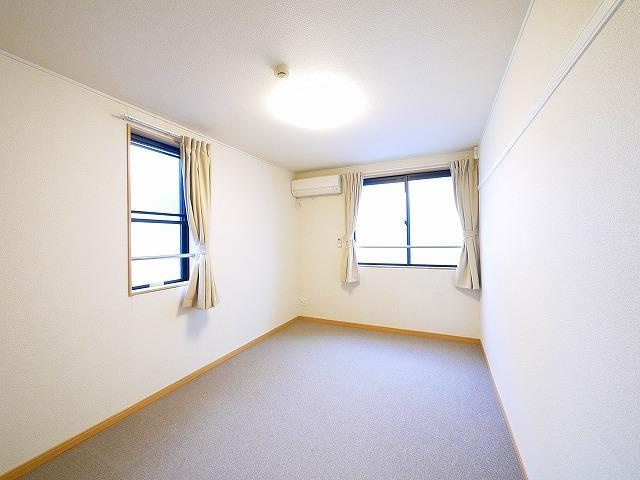 その他部屋・スペース　開放的な寝室です