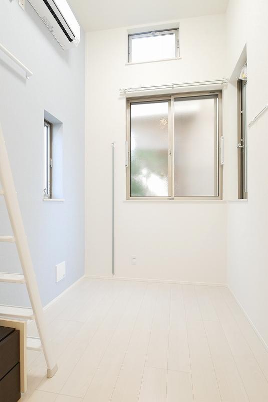 居室・リビング　落ち着いた色合いの床材を使用した居住空間です。