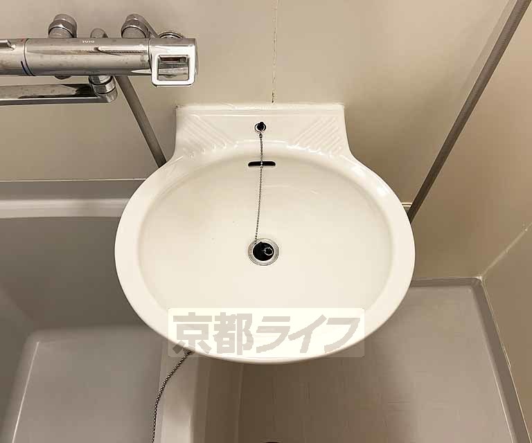 洗面設備　鏡つきの洗面台で朝・寝る前の準備がしやすいです。