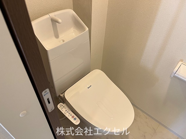 トイレ　温水洗浄便座です。