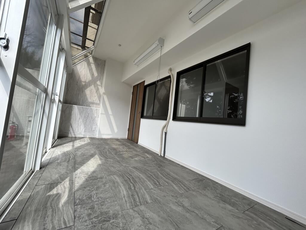 居室・リビング　光が差し込むサンルームです