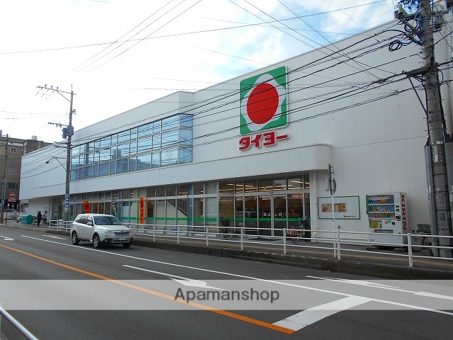 コンビニ　ファミリーマート（コンビニ）まで983m