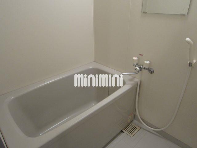 バス・シャワールーム　鏡付きで便利なバスルーム