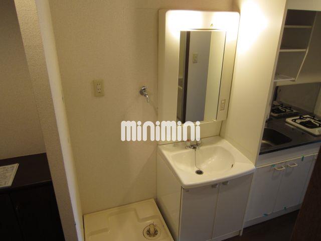 洗面設備　清潔感のある独立洗面台