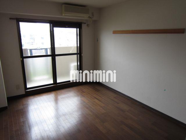 居室・リビング　洋間８帖の広々としたリビング