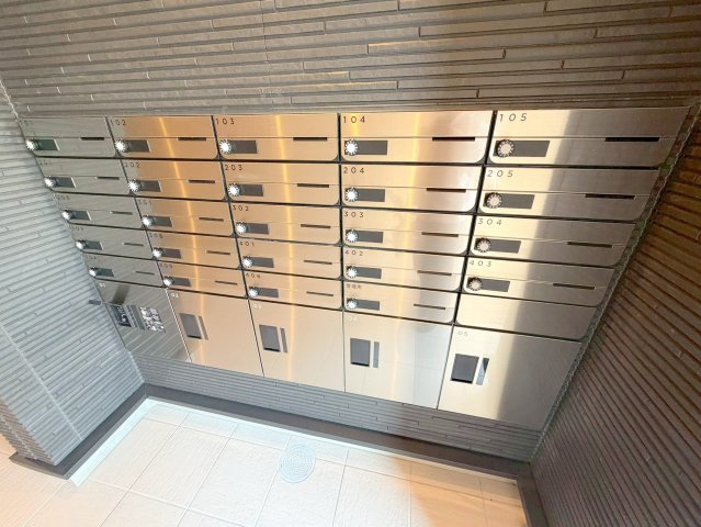 ロビー　ロビーにある各部屋毎のメールボックス。