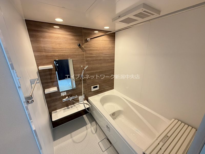 バス・シャワールーム　※102号室参考写真。フロアにより、クロス、床、建具、色が異