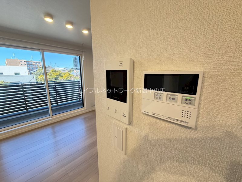 セキュリティ　※102号室参考写真、フロアによってクロス色、床色、建具色等