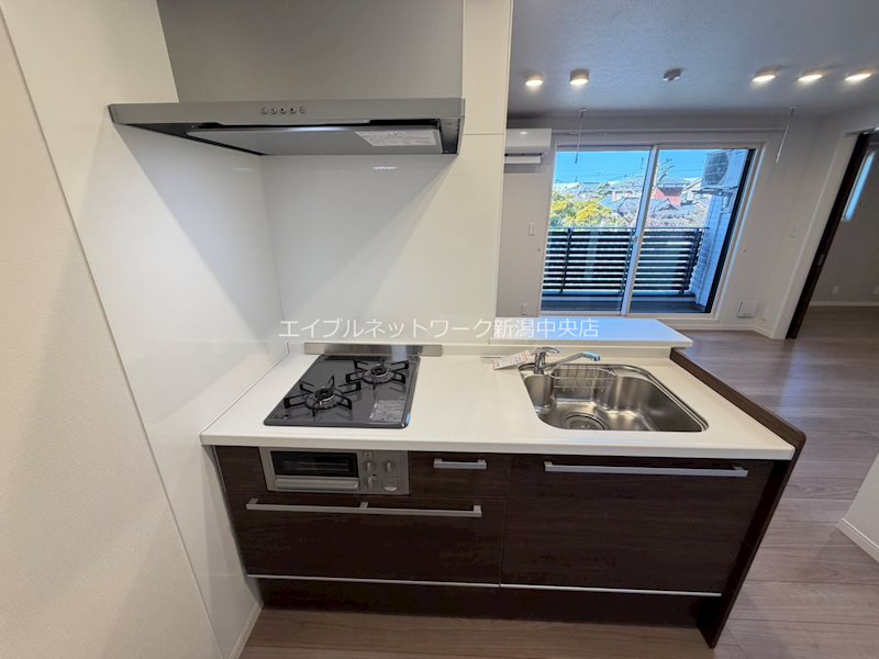 キッチン　※102号室参考写真。フロアにより、クロス、床、建具、色が異