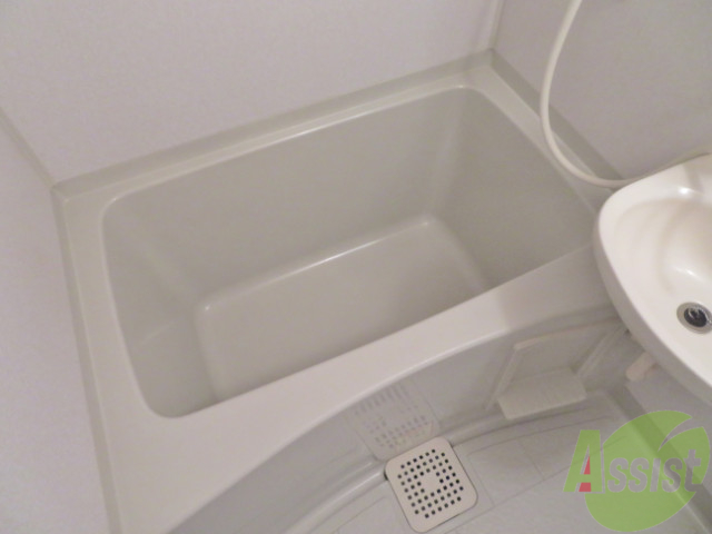 バス・シャワールーム　浴室はゆったりと浸かれるサイズ感になっています。