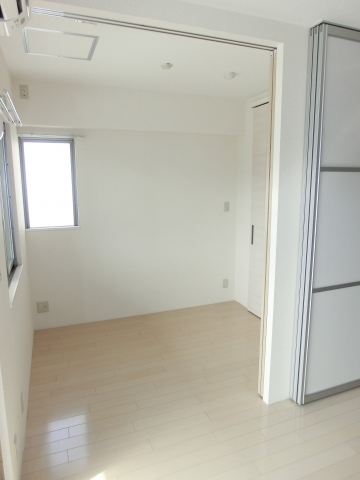 その他部屋・スペース　ＬＤＫから洋室を撮影