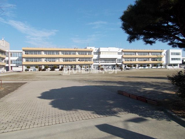 小学校　亘理町立逢隈小学校（小学校）まで595m