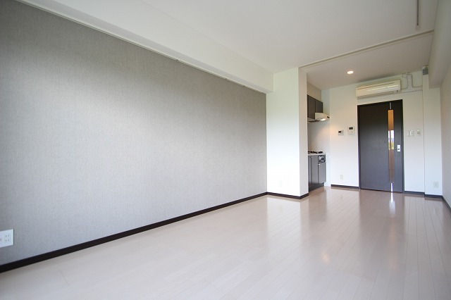 居室・リビング　同物件別室です。