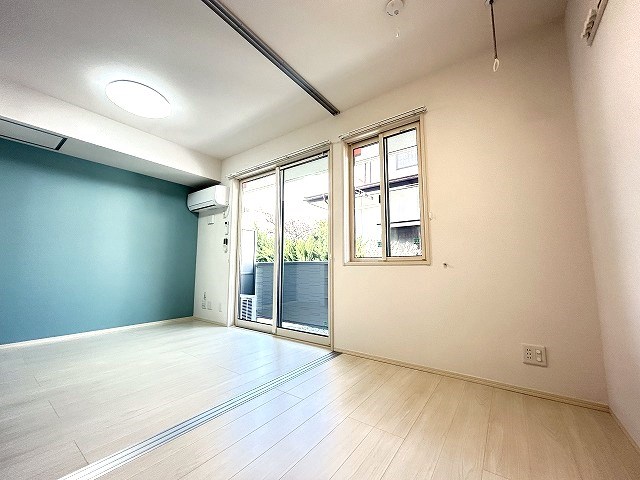 居室・リビング　写真は102号室です（参考）