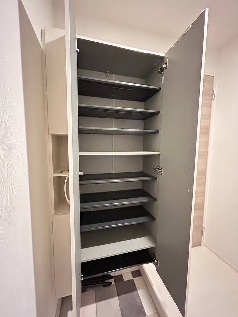 玄関　写真は102号室です（参考）