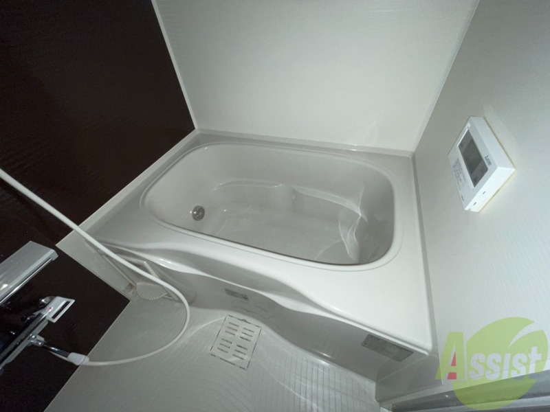 バス・シャワールーム　浴室は追いだき機能と浴室乾燥機付きです。嬉しい設備ですね。