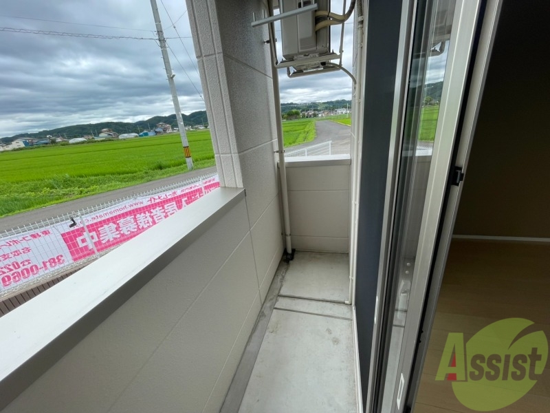 バルコニー　バルコニーは長さも幅も丁度いい広さですね。