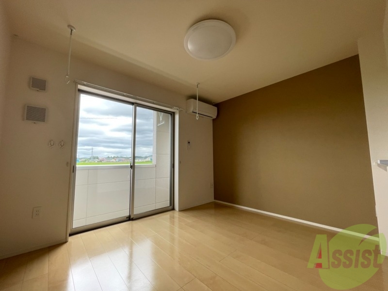 居室・リビング　リビングは１１．３帖のＬＤＫです。隣の洋室から撮影しました。